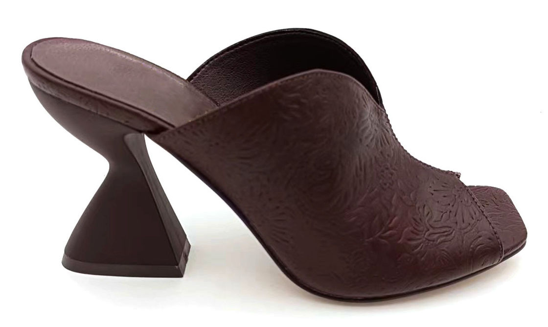 Vintage Floral Embossed PU Mule Dengan V-Shaped Top-Line & Sculptured Block Heel