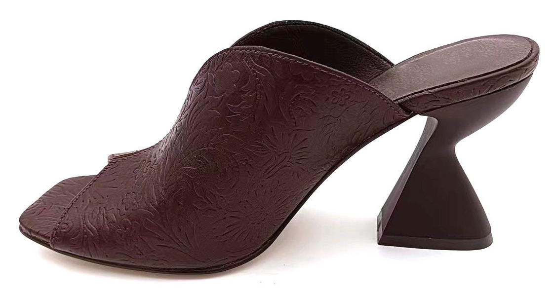 Vintage Floral Embossed PU Mule Dengan V-Shaped Top-Line & Sculptured Block Heel