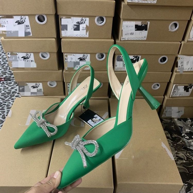 Sandal Sepatu Tinggi Wanita Dengan Warna Putih Merah Biru